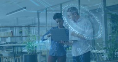 Meslektaşım öngörüleri işaret ederken, teknik uzmanlar veri analizi için hologram fırlatıyorlar. Teknoloji, işbirliği, yenilik, dijital, fütüristik, çalışma alanı, problem çözme