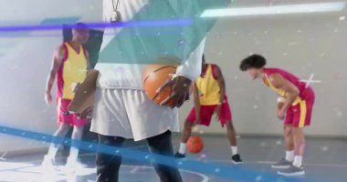 Animasyon istatistik yönlendirme eğitimiyle hareket eden koçun zamanlamasını yukarı doğru gösteren bir kamera. Atletizm, takım çalışması, motivasyon, performans, strateji, disiplin, kararlılık