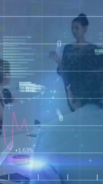 Muhtelif meslektaşların ofiste toplanması üzerine finansal veri işleme animasyonu. Küresel iş, bilgisayar, iletişim ve dijital arayüz kavramı dijital olarak oluşturulmuş video.