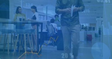 İş adamları sohbet çizelgelerinde kaybolan erkek meslektaşlarıyla karşılaştı ve diğerlerinin tarlaya yaklaştığını rapor etti. İşbirliği, takım çalışması, ofis, modern, üretkenlik, iletişim, veri