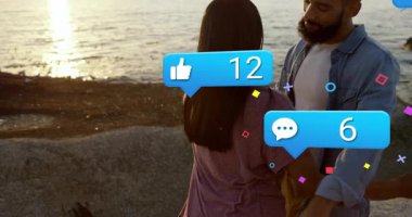 Günbatımı kumsalında kucaklaşan bir çift, sosyal medya pazarlaması takipçileri gibi yorumlar üretiyor. Romantizm, şefkat, bağlantı, dinginlik, uyum, kıyı şeridi, günbatımı