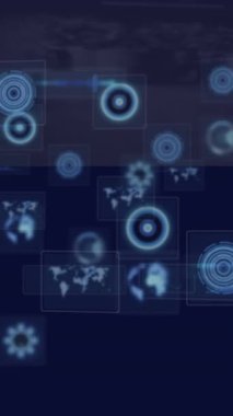 Dünya haritalarıyla dijital animasyon ve koyu mavi arkaplan üzerinde hedef semboller. Genel, navigasyon, teknoloji, arayüz, veri, fütüristik