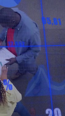 Muhtelif meslektaşların ofiste iş görüşmesi üzerine finansal veri işleme animasyonu. Küresel iş, finans, bilgisayar ve dijital arayüz kavramı dijital olarak oluşturulmuş video.