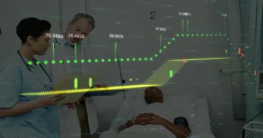 Hemşireler, hastanın yanındaki doktora dosyayı veriyor. Hayati göstergeleri gösteren saydam çizelgeyi başlatıyor. Tıbbi ekip çalışması, sağlık, teşhis, hasta bakımı, veri analizi, klinik, hastane