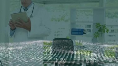 Erkek doktorun tableti tıkırdatması, klinikteki hasta verilerini incelerken canlandırılmış veri dalgalarını tetikliyor. Tıbbi, yenilik, teknoloji, sağlık, dijital, profesyonel, modern