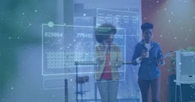 Meslektaşlar teknik ölçümleri güncelliyor, telefon ve tabletle iletişim kuruyor. Gelecek, işbirliği, yenilik, dijital, ağ, bağlantı, profesyonellik