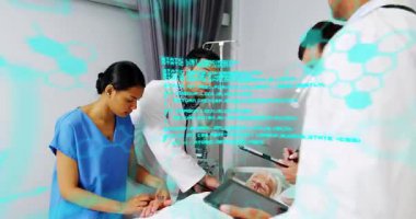 Sağlık hemşiresi yatağın başında nabzını kontrol ediyor ve hayati belirtileri stabil hale getirmek için damar yolunu ayarlıyor. Sağlık, takım çalışması, profesyonellik, klinik, hastane, izleme, işbirliği