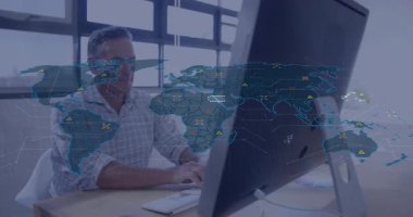 İşçi fareye tıklayarak ekranı etkinleştiriyor ve teknolojik içgörü için dünya haritasını canlandırıyor. Teknoloji, veri görselleştirme, bağlantı, dijital arayüz, profesyonel, analitik, çağdaş