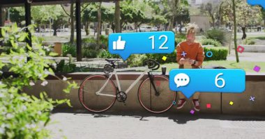 Kentsel bisikletçi abur cubur yiyor kahve içiyor sosyal medya baloncuklarının nişan takibine neden oluyor. Vintage, enerjik, boş zaman, bağlantı, yaşam tarzı, kentleşme