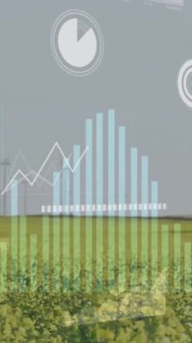 Sahadaki rüzgar türbinlerinin üzerindeki veri işleme ve diyagramlarının animasyonu. Küresel iş ve ekoloji kavramı, dijital olarak üretilen video.