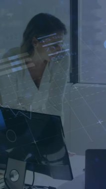 Bilgisayarda raporları tartışan çeşitli kadın iş arkadaşları üzerinde bilgi arayüzü animasyonu. Dijital bileşik, çoklu pozlama, rapor, iş dünyası, küresel, takım çalışması ve teknoloji kavramı.