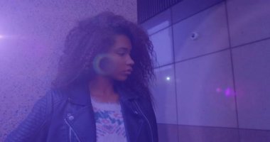 Benekli duvar modeli, dönen mercek, dönen yüz fotoğrafçısı portre çekimi için kamera kaldırıyor. Moda, portre, sinematik, yaratıcı, sanatsal, kentsel, zarif