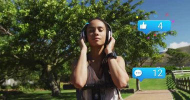 Kulaklık takan, parkta e-scooter süren, sosyal medya simgeleri büyüyen bir kadın. Teknoloji, şehir, yaşam tarzı, açık hava, canlı, aktivite, bağlantı