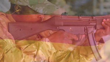 Asker tüfeği kaldırıyor. Askeri eğitim için demir nişan alıyor. Emme geri tepmesi tekrarlanıyor. Askeri, ateşli silah, disiplin, hassasiyet, odaklanma, eğitim, taktik