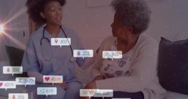 Hemşire yaşlıları rahatlatmak ve kanepenin etrafında yüzen sağlık bilgilendirme simgeleri oluşturmak için uzandı. Bakıcı, hasta, duygusal destek, tele sağlık, evde bakım, sağlık, güven