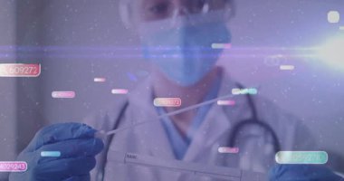 Eldivenli eldiven tutan örnek şeridi, hasta bilgilerini hazırlayan klinisyenle örtüşüyor. Tıbbi, laboratuvar, tanı, dijital, profesyonel, bilim, klinik