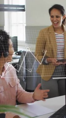 Ofisteki çeşitli iş adamları üzerinde finansal veri işleme animasyonu. Küresel finans, iş, bağlantılar, hesaplama ve veri işleme kavramı dijital olarak oluşturulmuş video.