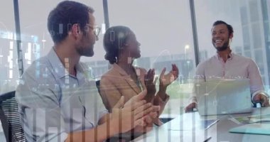 Hoparlör son ses olarak toplantı odasında alkışlıyor ve yükselen grafiklerle başarıyı kutluyor. İşbirliği, takım çalışması, gökdelen, başarı, profesyonellik, iletişim, motivasyon