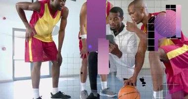 Koç oyuncularla birlikte çömelmiş, tablete dokunuyor, basketbol talimi planını animasyon şebekesiyle açıklıyor. Eğitim, strateji, takım çalışması, akıl hocalığı, dijital, atletik, öğretim