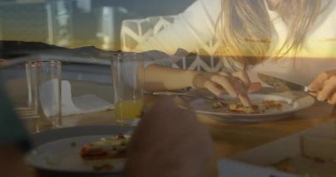 Pizza yedikten sonra restoran masasına uzanan çift gün batımında bağlantıyı güçlendiriyor. Romantizm, samimiyet, yemek, sahil, gün batımı, bağlantı, kutlama