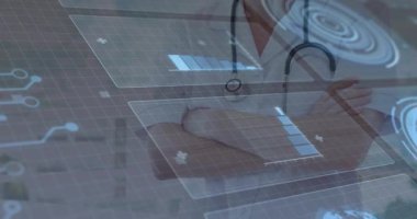 Doktor hasta verilerini izliyor, titreşimli radarla görünen temiz paneller ve bar çizelgelerini canlandırıyor. Sağlık, teknoloji, veri görselleştirme, yenilik, dijital arayüz, profesyonel, gelecekçi