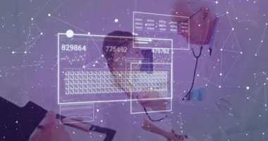 Kliniğe giren kadın doktor, sağlık istatistiklerini güncelleyen veri panelleriyle göğüs muayenesi yapıyor. Hastane, sağlık, klinik, pediatrik, tanı, teknoloji, profesyonellik