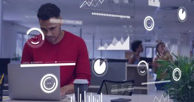 Ofiste dizüstü bilgisayarda yazan analist, sohbetin ortasında basılı raporların incelendiği verilere geçiş yapıyor. Teknoloji, işbirliği, üretkenlik, modernlik, kurumsal, iletişim, analitik