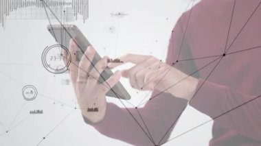 Adam tablet ekranı tıklayarak veri ağını gerçek zamanlı teknoloji demosu için grafiklerle başlatıyor. Yenilik, bağlantı, fütüristik, dijital, kullanıcı arayüzü, analiz, teknoloji