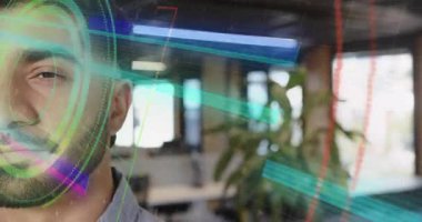 Ofis çalışanına yakınlaştıran, neon kaplama yüzükleri başlatan kamera, vites değiştirme teknolojisini sergiliyor. Fütürist, teknoloji, yenilik, kurumsal, dijital, parlak, canlı