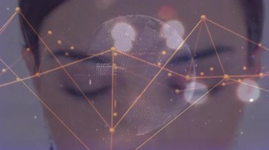 Kadın gözlerini kapatıp küreyi kapatıyor nabız teknolojisini cisimleştiriyor yüz görüntüleme verileri üzerinde kaynaşıyor. Gelecekçi, yenilikçi, soyut, dijital, teknoloji, görselleştirme, bağlantı