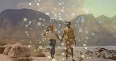 Bir çift, seyahat pazarlama için el ele kumsala doğru yürüyor. Romantik, macera, doğa, manzara, tasasız, zarafet, keşif