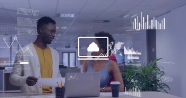 İş dünyası ekibi, hareketli bulut simgesi grafiklerini ortaya çıkaran ölçümler hakkında fikir alışverişinde bulunuyor. İşbirliği, analitik, yenilik, veri görselleştirme, takım çalışması, üretkenlik, dijital arayüz