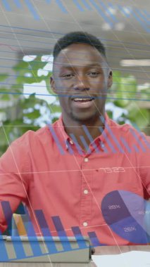 Afro-Amerikan iş adamının ofisinde veri işleme animasyonu. Küresel finans, iş, bağlantılar, hesaplama ve veri işleme kavramı dijital olarak oluşturulmuş video.