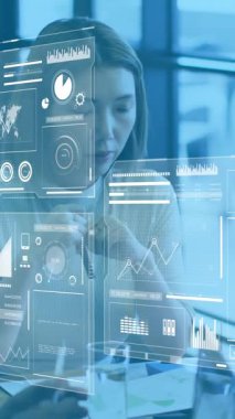 Muhtelif meslekdaşların ofiste çalışmalarını tartışan şemalar ve veri işleme animasyonları. İş, teknoloji ve dijital arayüz kavramı dijital olarak oluşturuldu.