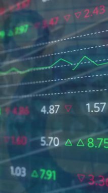 Şebeke üzerinde finansal veri işleme animasyonu. Küresel iş, finans, bilgisayar ve veri işleme kavramı dijital olarak oluşturulmuş video.