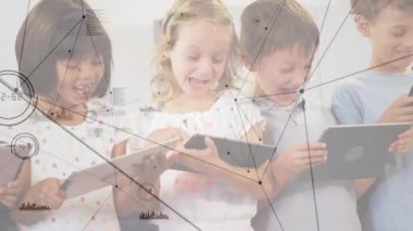 Çocuklar beyaz arka planda tabletlere bakıp tıklıyor, eğitim verileri örtüşüyor. Teknoloji, eğitim, dijital, öğrenme, işbirliği, yenilik, gençlik