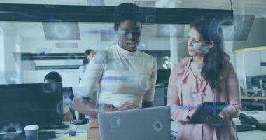 Veri katmanı zayıflıyor, analist dizüstü bilgisayar kullanıyor ve yönetici tableti tıklatıyor, grafikler verileri analiz ediyor. İşbirliği, teknoloji, yenilik, iletişim, analitik, işyeri, dijital