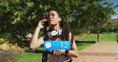 Otoparkta scooter süren bir kadın mesajlar ve nişan takibi alıyor. Açık hava, eğlence, teknoloji, şehir, canlı, iletişim, gençlik