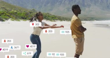 Kumsalı paylaşan çift, sırtına binen kadınla ve yükselen sosyal medya ikonlarının arasında taşıyan adamla birlikte. Romantizm, açık hava, eğlence, bağlantı, macera, manzara, yaşam tarzı