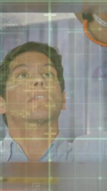 Bilgisayar sunucuları ve beyaz erkek üzerinde veri işleme animasyonu. küresel internet güvenliği, veri işleme ve dijital arayüz kavramı dijital olarak oluşturulmuş video.