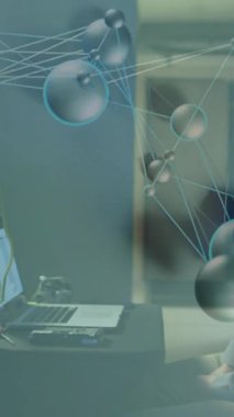 Sunucu odasında dizüstü bilgisayarla çalışan birinin ağ bağlantısı animasyonu. Teknoloji, ağ, veri, dijital, altyapı, iletişim