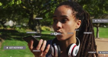 Kulaklık takan bir kadın akıllı telefona konuşuyor. Uygulama yöneticiliği uyarıları büyüyor ve zayıflıyor. Teknoloji, iletişim, yaşam tarzı, kentsel, dinamik, canlı, bağlantı