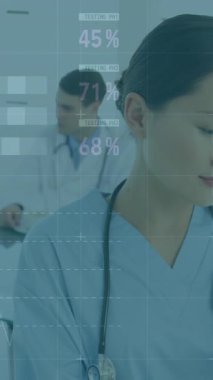 Grafiklerin ve verilerin, arka planda mutlu kadın doktor ve çeşitli doktorlar üzerinde canlandırılması. tıp, sağlık, ekonomi ve teknoloji kavramı. ,.