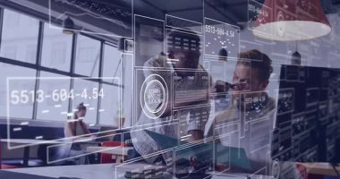 Adam dizüstü bilgisayarı işaret edip UI 'nin satış istatistiklerini güncellemesine neden olurken, akranları da inceleme için çıktılarını alıyor. İşbirliği, takım çalışması, yenilik, dijital, profesyonel, modern, analitik