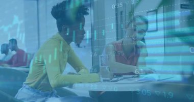 Meslektaşlar dizin açıyor ve dizüstü bilgisayarı kaplayan animasyonlu grafiklerle finansal tabloları analiz ediyorlar. İşbirliği, yenilik, takım çalışması, modernlik, veri analizi, profesyonel, çalışma alanı