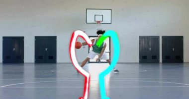 Basketbolcu serbest atış çizgisinde salya akıtıyor, neon ışıkları kıvılcımlanıyor top sürme yolunu görselleştiriyor. Spor, atletizm, hareket, neon, enerjik, fütüristik, enerjik