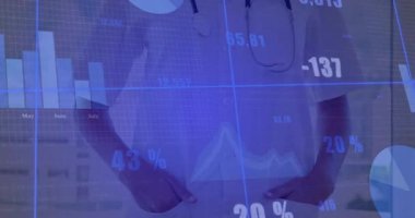 Tıbbi profesyonel duruş, şeffaf arayüz görünen ve bar çizelgesini sayısal örtülerle güncelleyen. Sağlık, dijital sağlık, tıbbi teknoloji, profesyonel, veri görselleştirme, modern klinik, sağlık