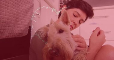 Teriyer kürkünü okşayan ve şeffaf kalp oluşturan bir kadın evcil hayvan bakımında başları örtüyor. Şefkat, arkadaşlık, şefkat, ev gibi, samimi, duygusal, bağlanma.