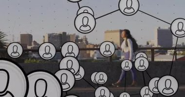 Kadın kahvesini yudumlarken ağ düğümleri sürükleniyor ve teknolojik veri örtüsü oluşturuyor. Kentsel, bağlantı, teknoloji, modern, yaşam tarzı, dinamik, altyapı