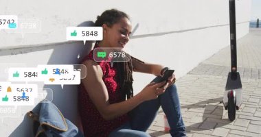 Kadın akıllı telefonları dinleyerek sosyal medyayı kontrol ediyor, bildirim simgeleri giderek azalıyor. Kentsel, teknoloji, sosyal, katılım, canlı, modern, dijital